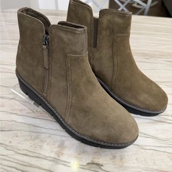 Clarks Airabell Zip Dark Olive Suede Ankle Boots - Picture 1 of 5